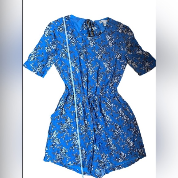 NWOT Chelsea & Violet Blue Floral
Romper -‎ Flowy & Feminine
Size XS - Picture 10 of 11